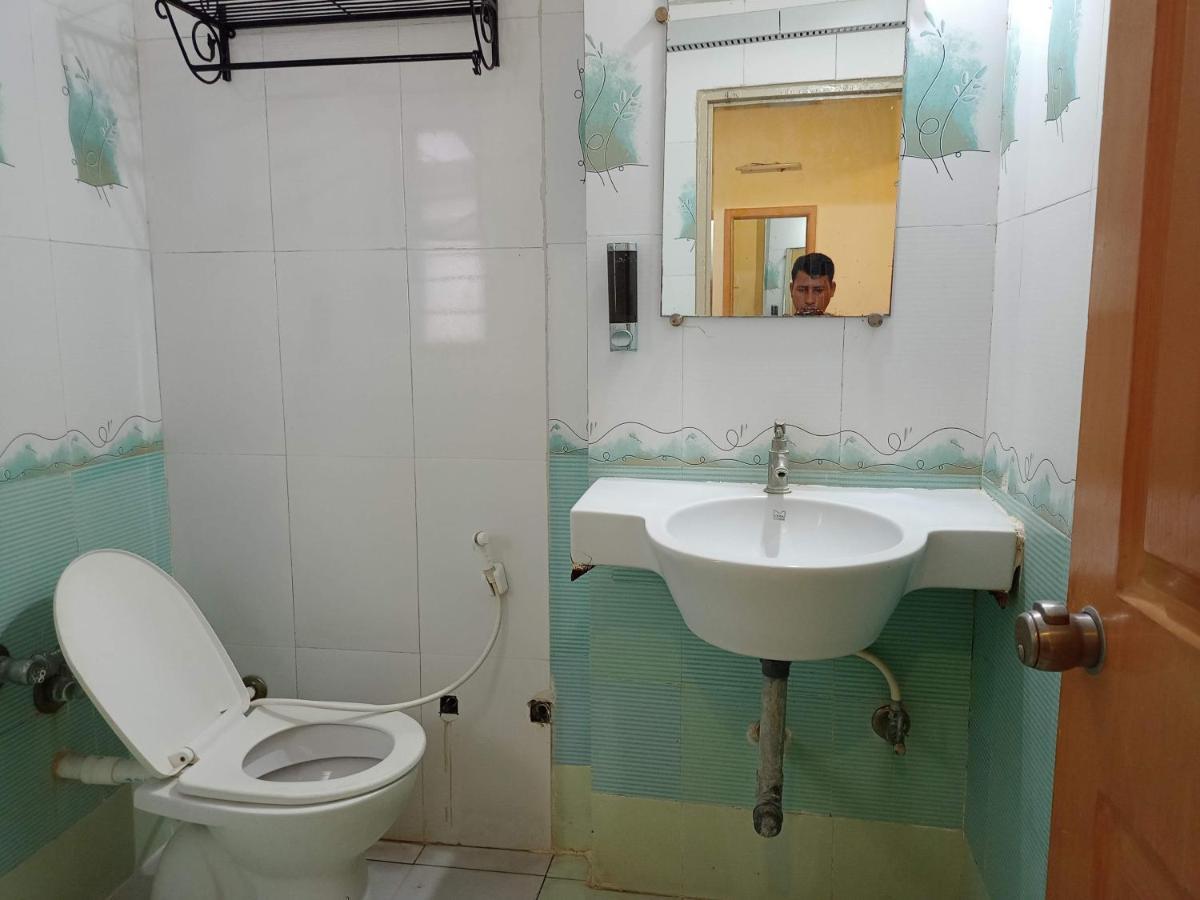 Hotel Wayfare Ширди Екстериор снимка