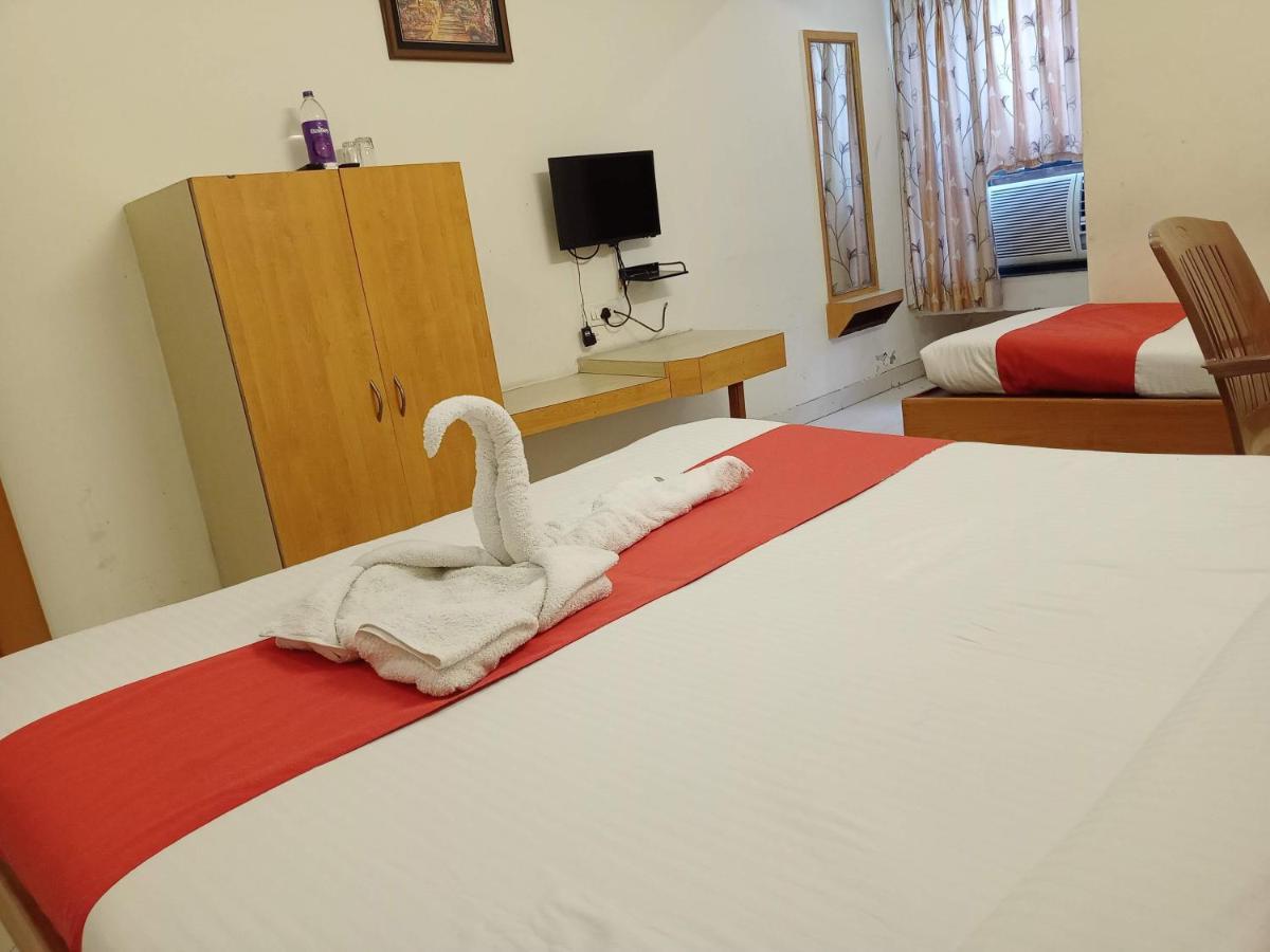 Hotel Wayfare Ширди Екстериор снимка