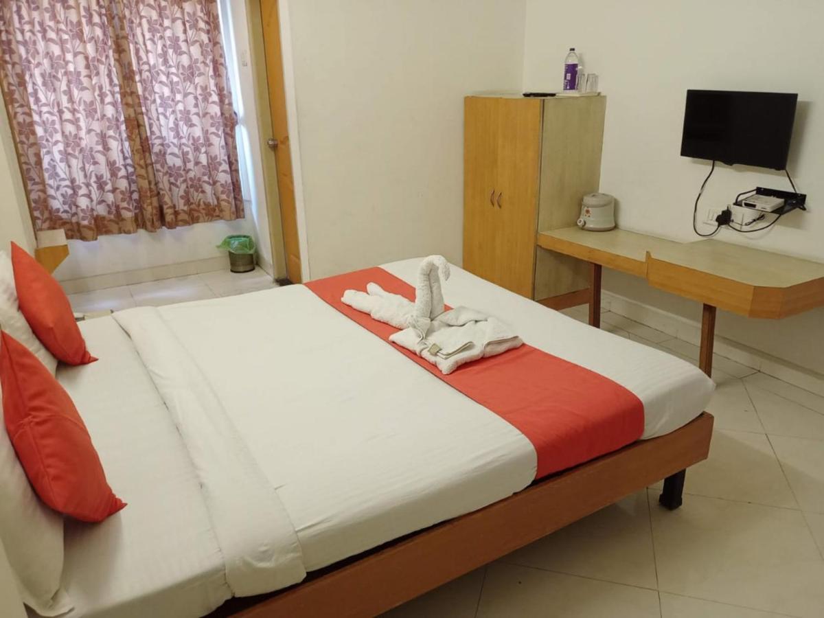 Hotel Wayfare Ширди Екстериор снимка