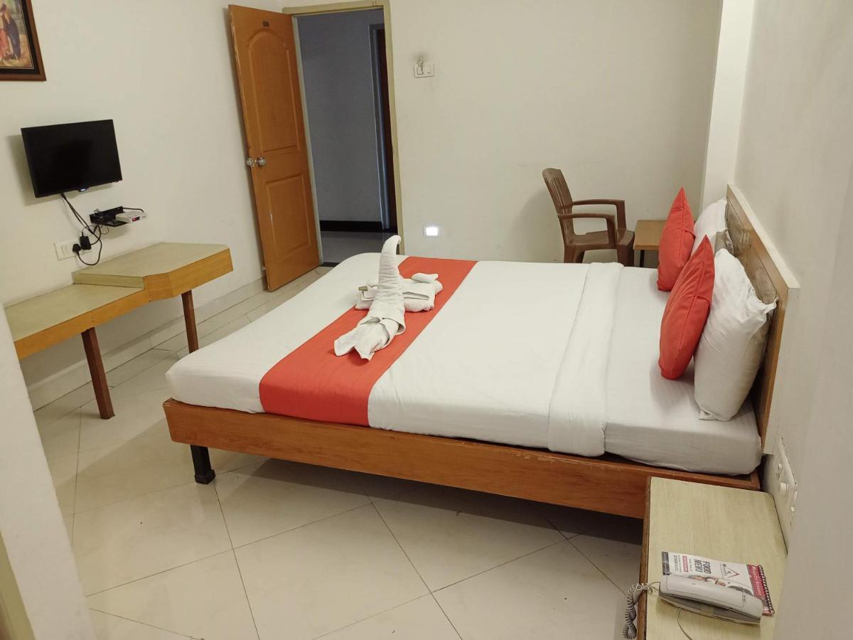 Hotel Wayfare Ширди Екстериор снимка