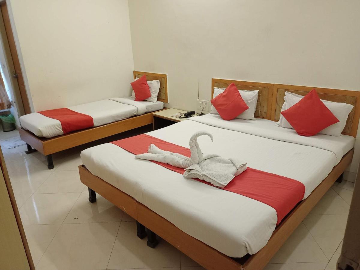 Hotel Wayfare Ширди Екстериор снимка