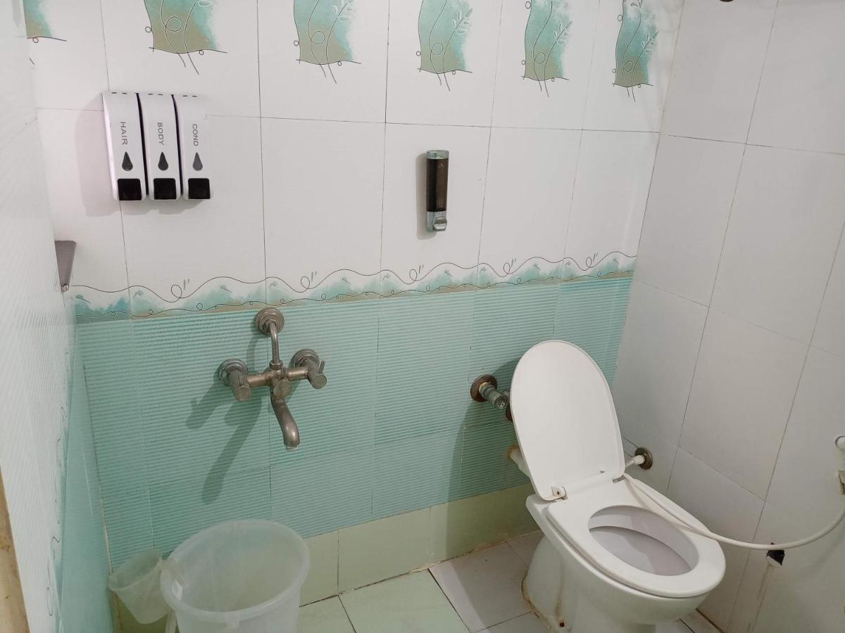 Hotel Wayfare Ширди Екстериор снимка