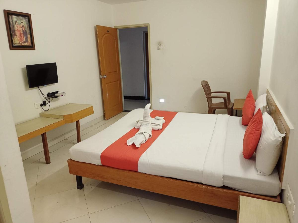 Hotel Wayfare Ширди Екстериор снимка