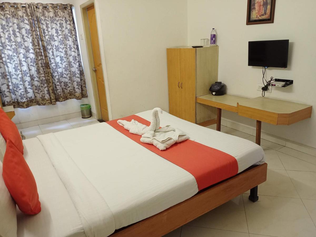 Hotel Wayfare Ширди Екстериор снимка