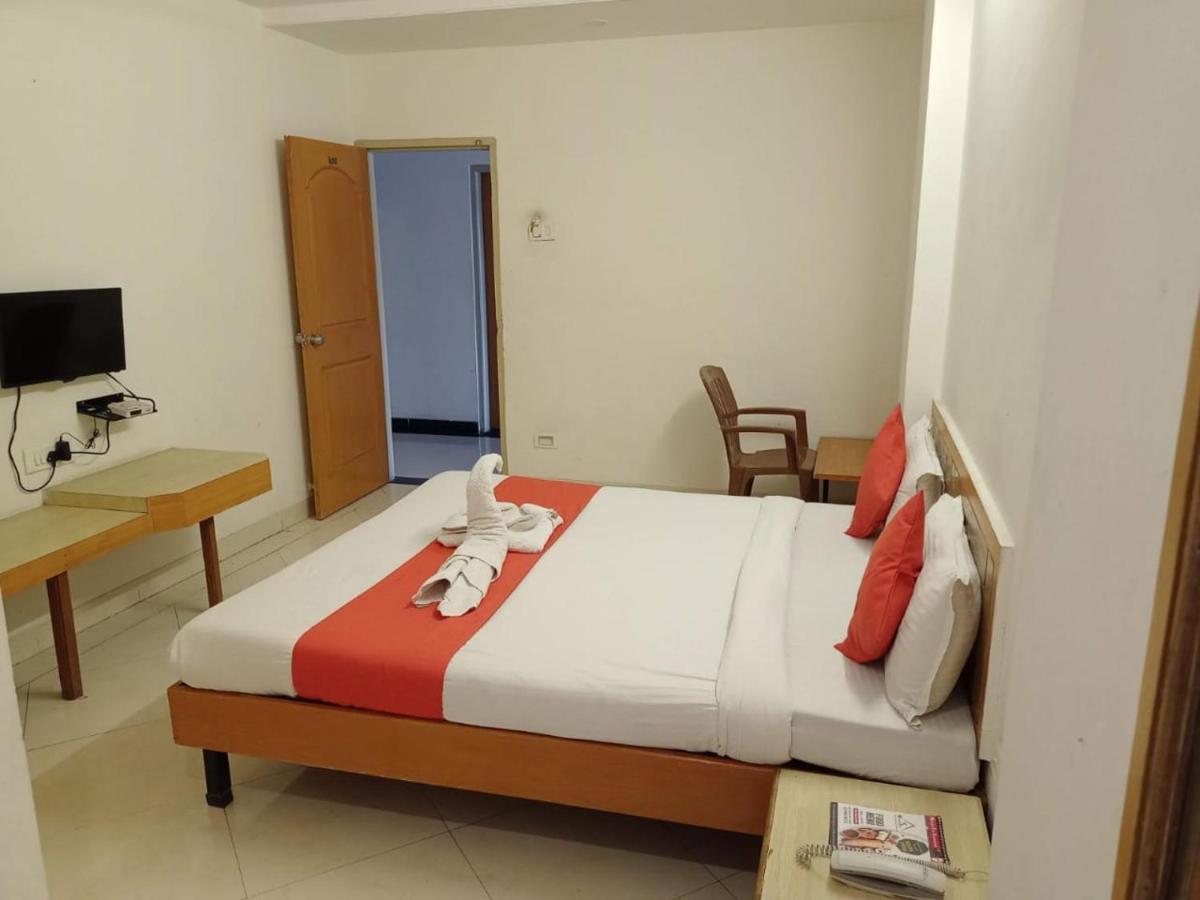 Hotel Wayfare Ширди Екстериор снимка