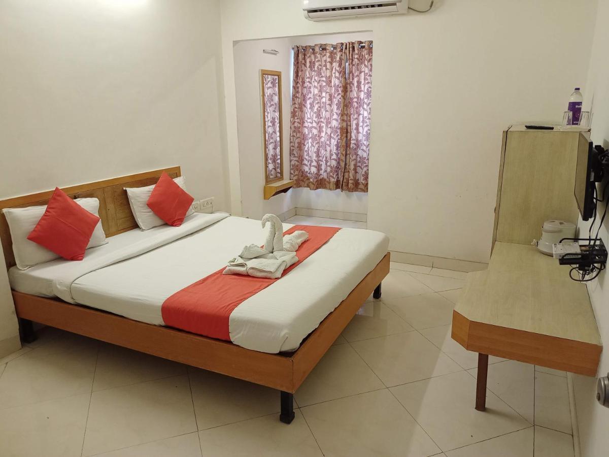 Hotel Wayfare Ширди Екстериор снимка